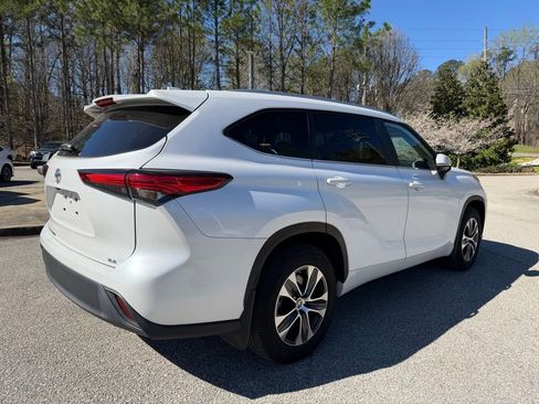 Used 2023 Toyota Highlander XLE image 3