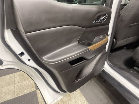 Used 2023 GMC Acadia SLE w/ Driver Convenience Package image 15