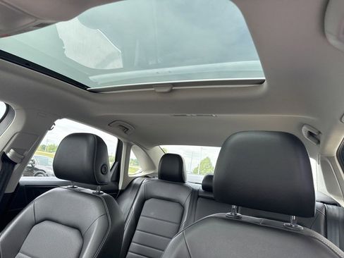 Used 2022 Volkswagen Jetta SE w/ Panoramic Sunroof Package FWD image 10