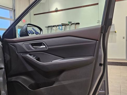 Used 2021 Nissan Rogue SV w/ Premium Package image 14