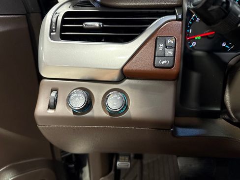 Used 2018 Chevrolet Suburban Premier AWD/4WD image 15