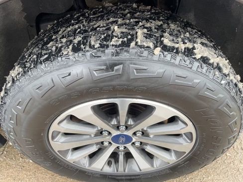 Used 2015 Ford Expedition XLT AWD/4WD image 16