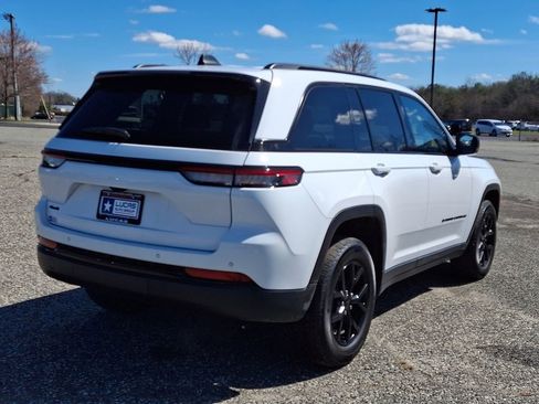 Used 2024 Jeep Grand Cherokee Altitude AWD/4WD image 11