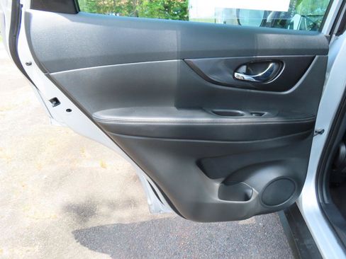 Used 2018 Nissan Rogue S FWD image 19