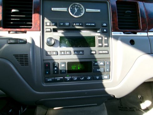 Used 2007 Lincoln Town Car Signature Limited image 11