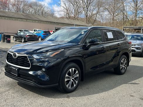 Used 2023 Toyota Highlander XLE AWD/4WD image 3