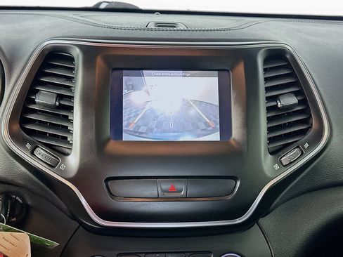 Used 2019 Jeep Cherokee Latitude w/ Popular Appearance Group FWD image 13