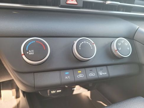 Used 2025 Hyundai Elantra SE FWD image 27