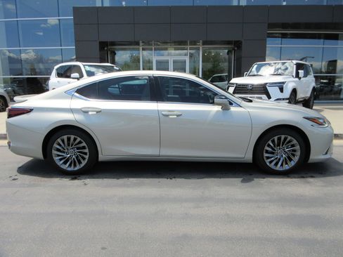 Used 2025 Lexus ES 300h w/ Luxury Package FWD image 11