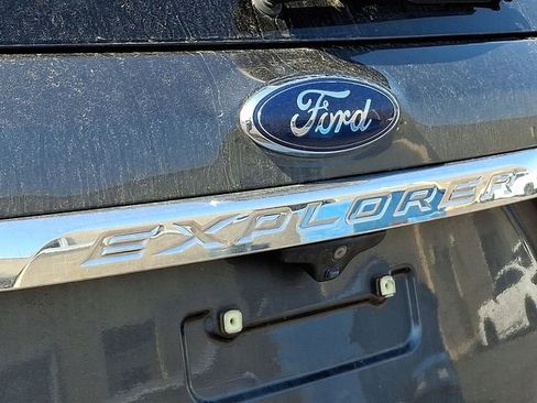 Used 2018 Ford Explorer XLT w/ Equipment Group 202A AWD/4WD image 4