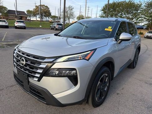 Used 2024 Nissan Rogue SV image 8