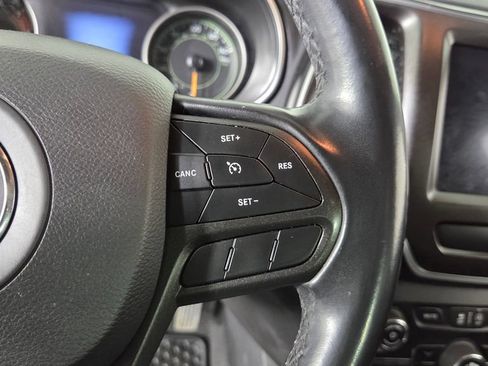 Used 2020 Jeep Cherokee Trailhawk AWD/4WD image 18