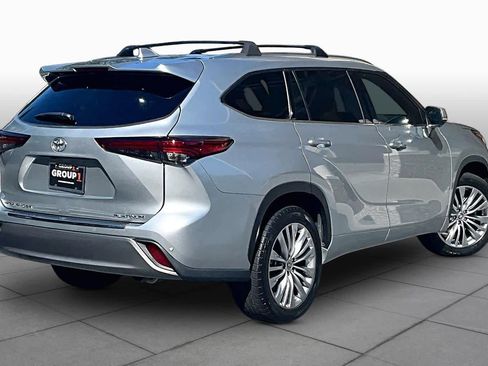 Used 2023 Toyota Highlander Platinum FWD image 13