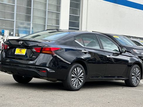 Used 2024 Nissan Altima 2.5 SV AWD/4WD image 5