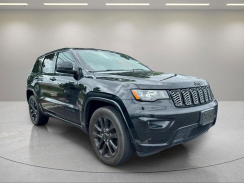 Used 2017 Jeep Grand Cherokee Altitude RWD image 3