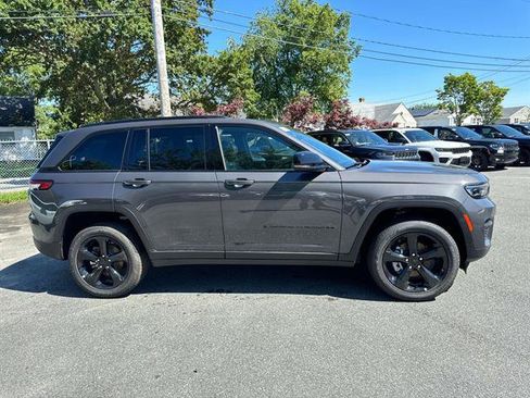 Certified 2024 Jeep Grand Cherokee Altitude image 2