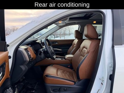 Used 2024 Nissan Pathfinder Platinum w/ Cargo Package image 8