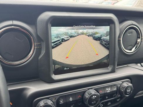 Used 2021 Jeep Wrangler Unlimited Sahara AWD/4WD image 19