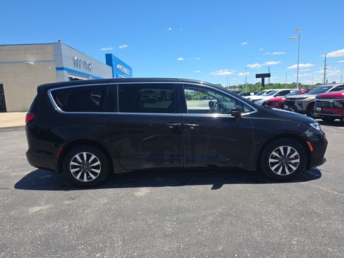 Used 2023 Chrysler Pacifica Touring-L FWD image 3