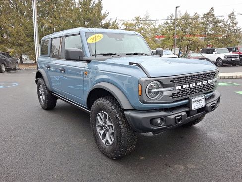 Certified 2025 Ford Bronco Badlands image 3