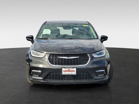 Used 2023 Chrysler Pacifica Touring-L image 2