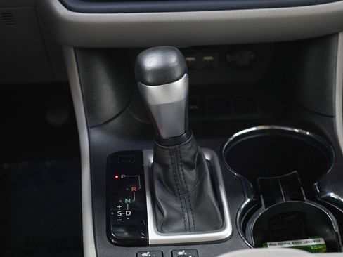 Used 2019 Toyota Highlander XLE FWD image 17