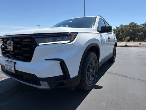 Used 2023 Honda Pilot TrailSport image 9