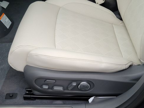 New 2026 Genesis GV60 Advance image 12