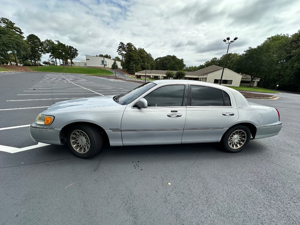 Used 2002 Lincoln Town Car Signature RWD image 3