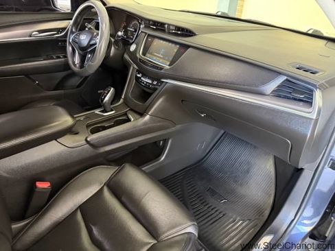 Used 2018 Cadillac XT5 Luxury w/ Driver Awareness Package FWD image 17