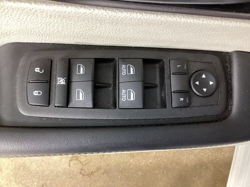 Used 2024 Chrysler Pacifica Touring-L FWD image 20