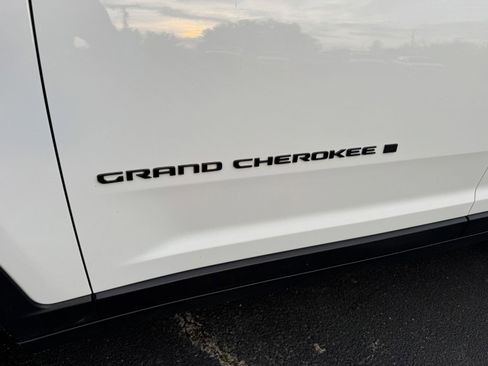 Used 2025 Jeep Grand Cherokee Altitude AWD/4WD image 43
