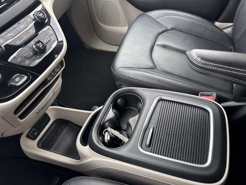 Used 2024 Chrysler Pacifica Touring-L FWD image 23
