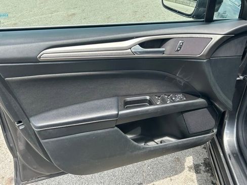 Used 2017 Ford Fusion SE w/ Fusion SE Technology Package FWD image 10