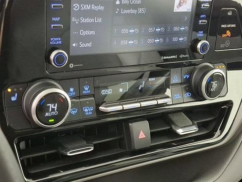 Used 2021 Toyota Highlander XLE AWD/4WD image 18