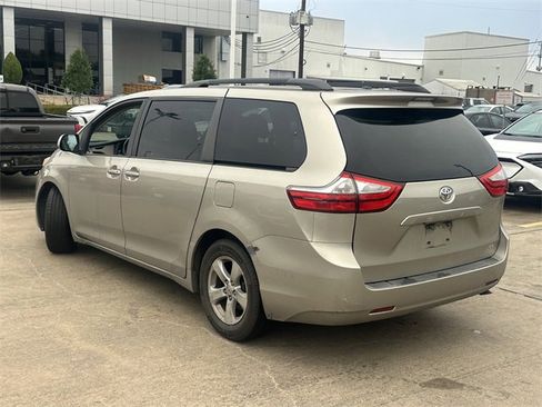 Used 2015 Toyota Sienna LE image 7