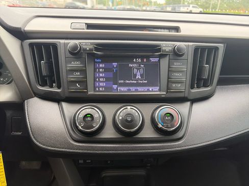 Used 2018 Toyota RAV4 LE FWD image 21