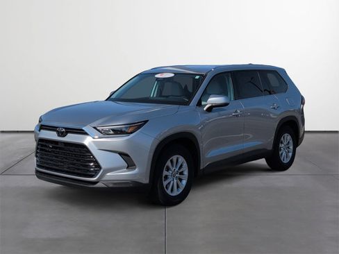 Used 2025 Toyota Grand Highlander XLE image 2