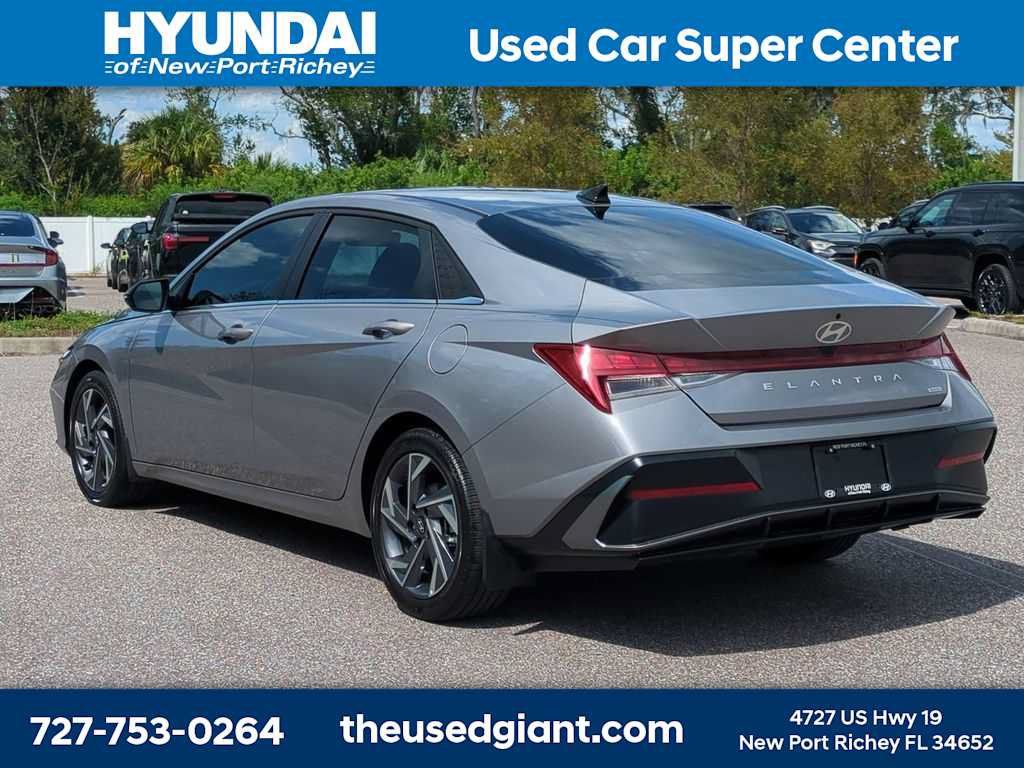 Certified 2025 Hyundai Elantra Limited FWD image 3