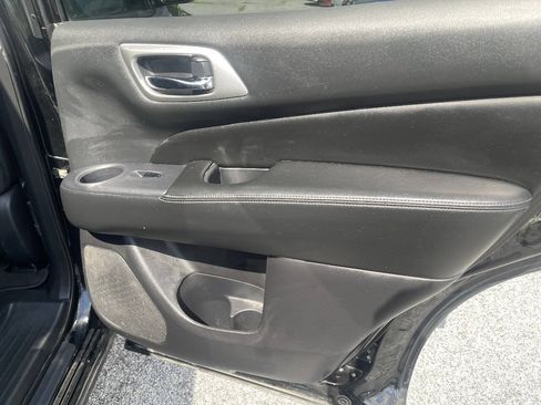 Used 2019 Nissan Pathfinder S AWD/4WD image 24