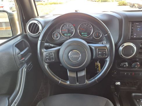 Used 2018 Jeep Wrangler Unlimited Sahara w/ Connectivity Group AWD/4WD image 25