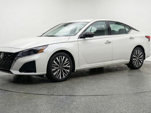 Used 2025 Nissan Altima 2.5 SV FWD image 3