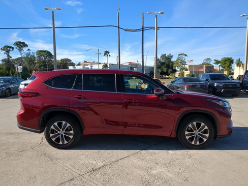 Used 2020 Toyota Highlander XLE image 3