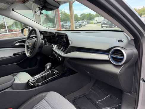 Used 2025 Chevrolet Trax LT FWD image 21