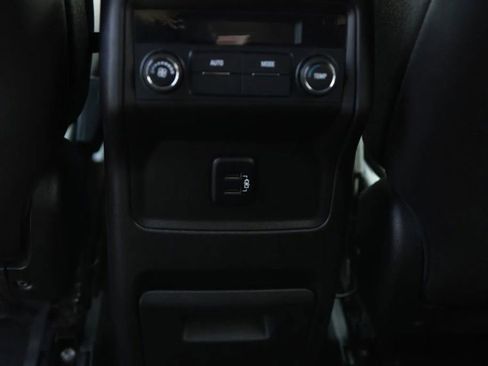 Used 2018 GMC Acadia SLE w/ LPO, Black Accent Package image 32