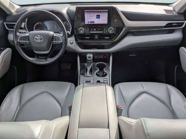 Used 2023 Toyota Highlander XLE FWD image 19