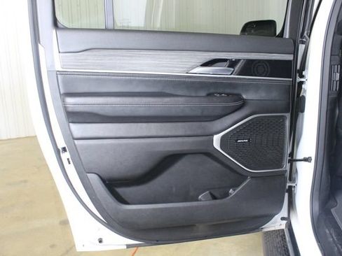 Used 2023 Jeep Wagoneer L Series III w/ Preferred Equipment Group AWD/4WD image 17