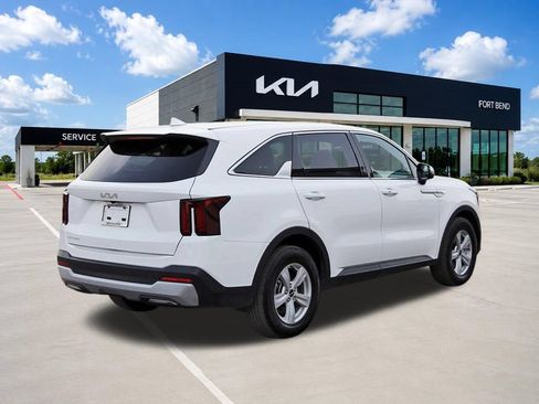 Certified 2025 Kia Sorento LX FWD image 5