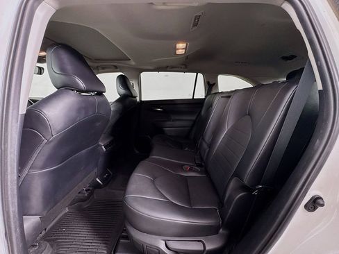 Used 2020 Toyota Highlander XLE FWD image 25