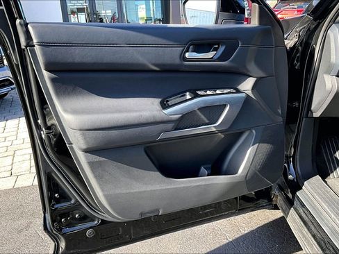 Used 2025 Nissan Pathfinder SL image 19